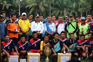 Bupati Inhil Serahkan Hadiah HUT RI